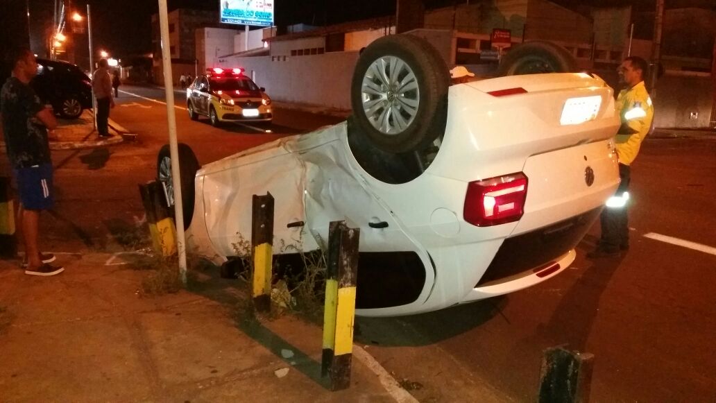 Carro capota após colisão no Centro de Teresina.