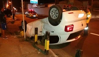 Carro capota após colisão no Centro de Teresina.