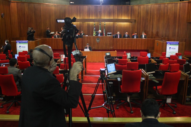 Deputados aprovaram requerimentos e projetos de Lei antes de entrar em recesso.