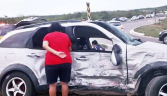 Carro envolvido em acidente da BR-343.