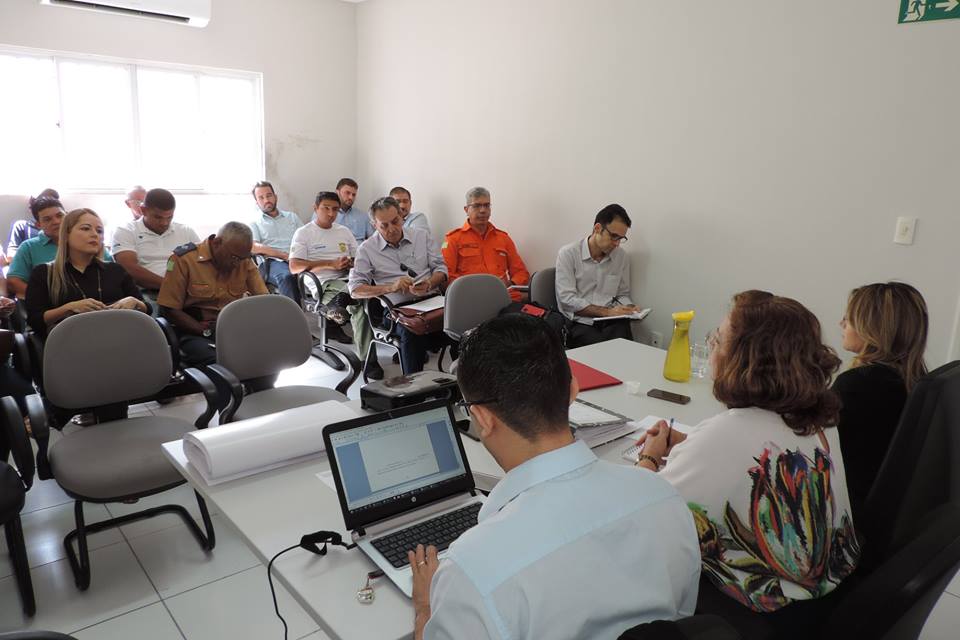 Representantes do Ministério Público Estadual e a comunidade unionense durante reunião.