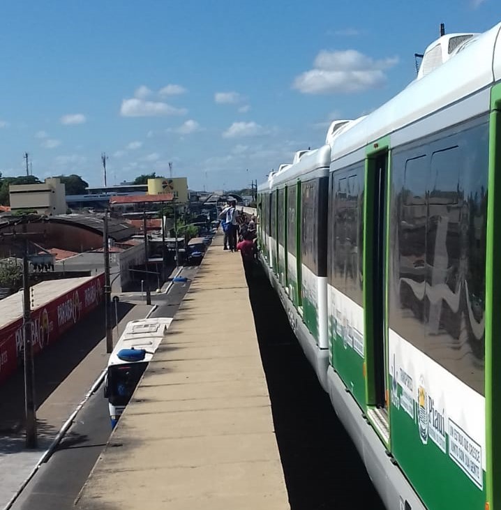 VLT de Teresina parado no elevado da Avenida Maranhão.