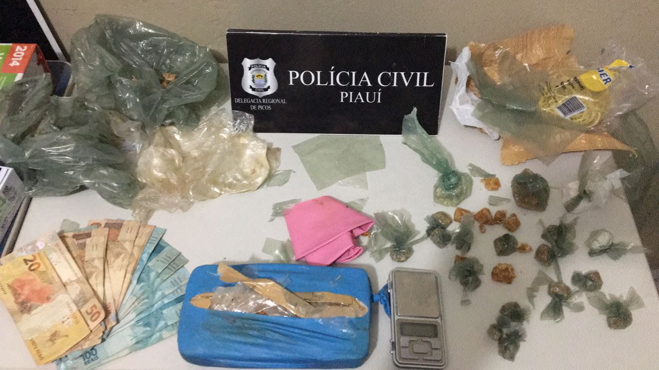 Material apreendido pela Polícia Civil na residência de Sayonara