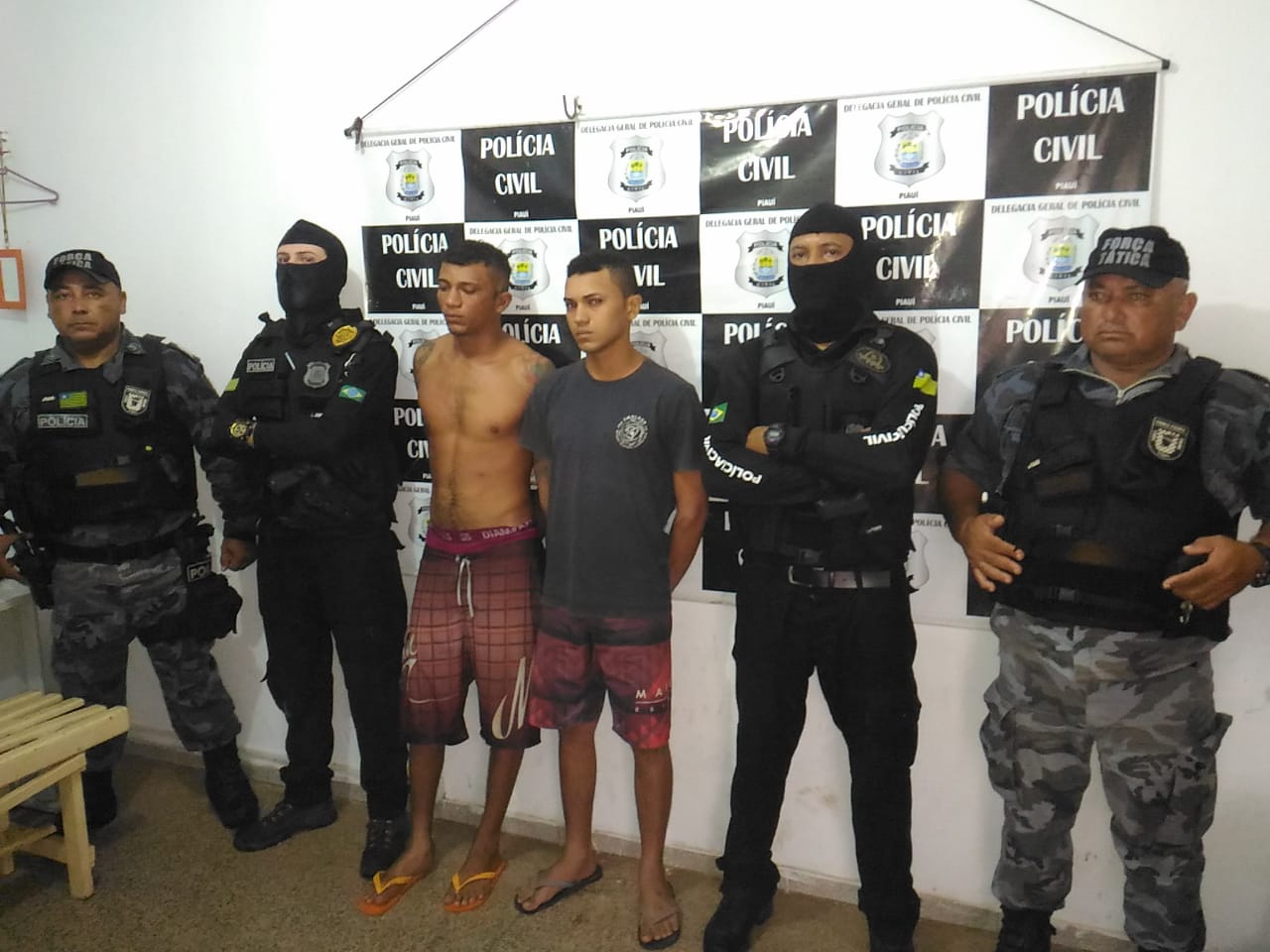 Polciais civis do 17ºDP prenderam dois sujeitos acusados de homicídio.