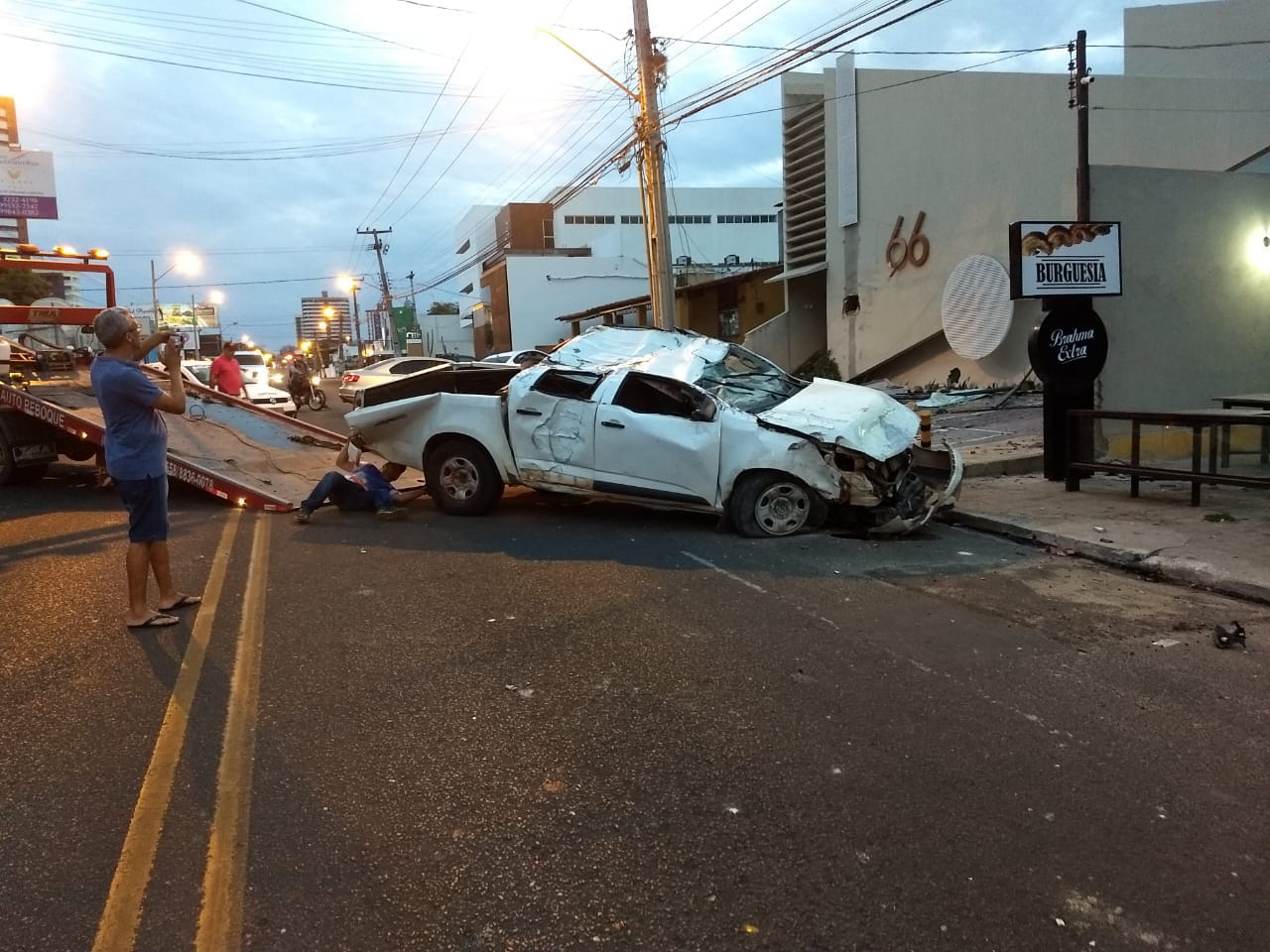 Veículo colidiu com imóveis e capotou na Avenida Homero Castelo Branco.