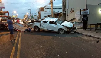 Veículo colidiu com imóveis e capotou na Avenida Homero Castelo Branco.