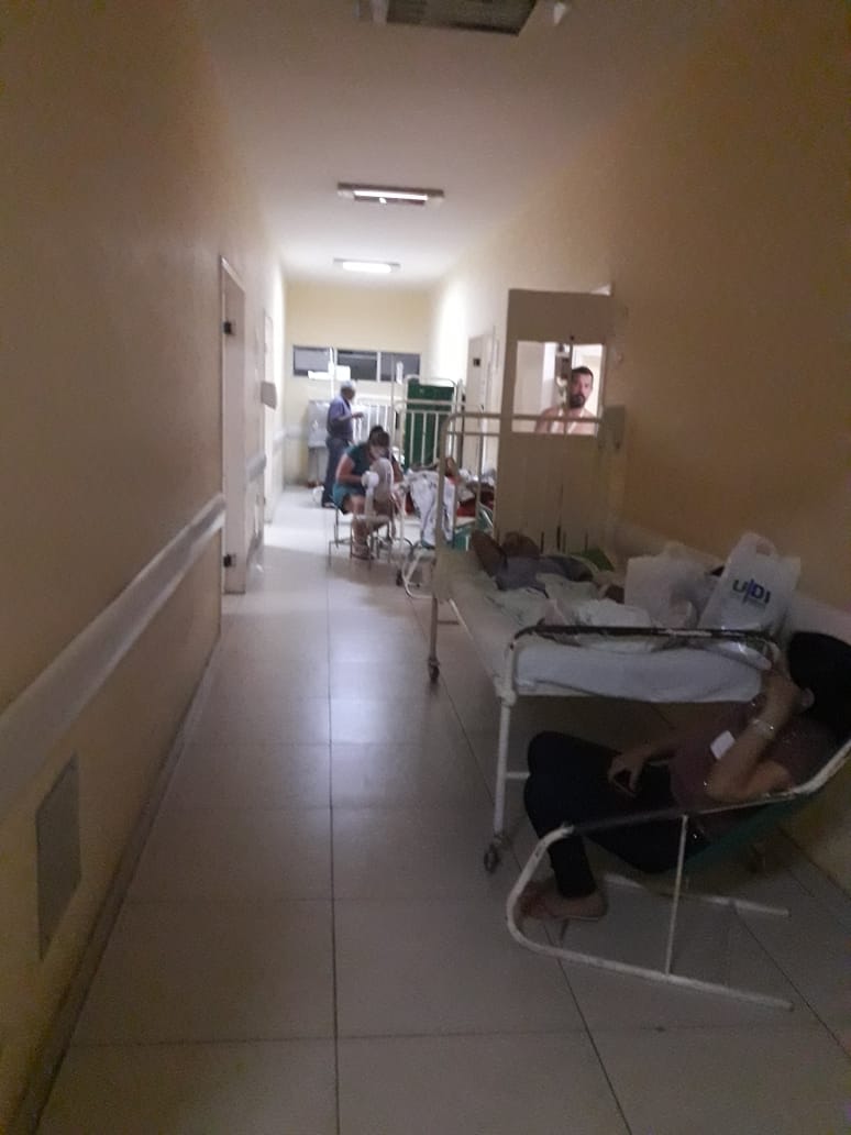 Superlotação de pacientes no hospital.