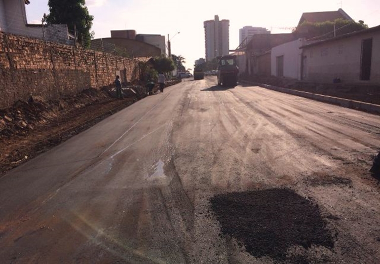 Trecho desbloqueado da Avenida Lindolfo Monteiro recebe pavimentação asfáltica.