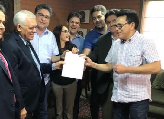 Deputados entregam documento a Themístocles Filho.