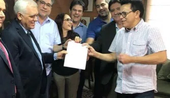 Deputados entregam documento a Themístocles Filho.