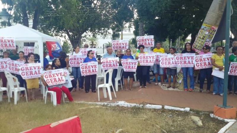 Trabalhadores em educação básica decidem suspender greve após 77 dias.