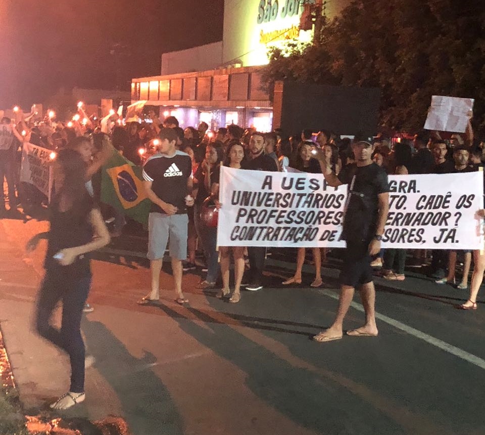 Os estudantes espalharam faixas pela cidade e acenderam velas em manifestação.