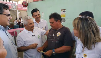 Elmano Férrer durante visita a cidade de Floriano