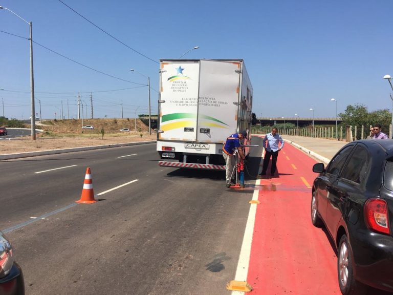 Laboratório Móvel do TCE-PI no prolongamento da Avenida Cajuína, em Teresina.