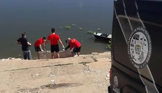Momento em que o corpo estava sendo retirado das águas.