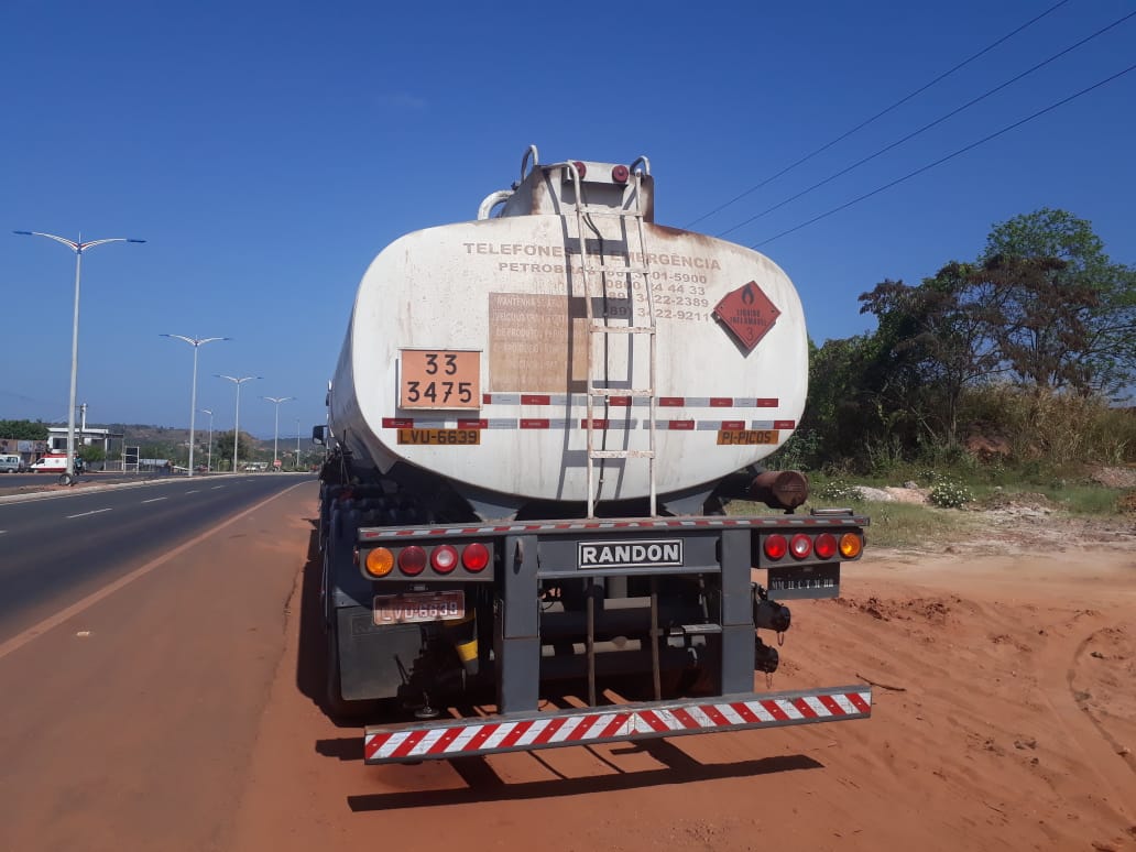 Caminhão tipo Scania apreendido pela Polícia Civil.