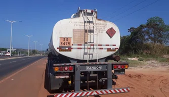 Caminhão tipo Scania apreendido pela Polícia Civil.