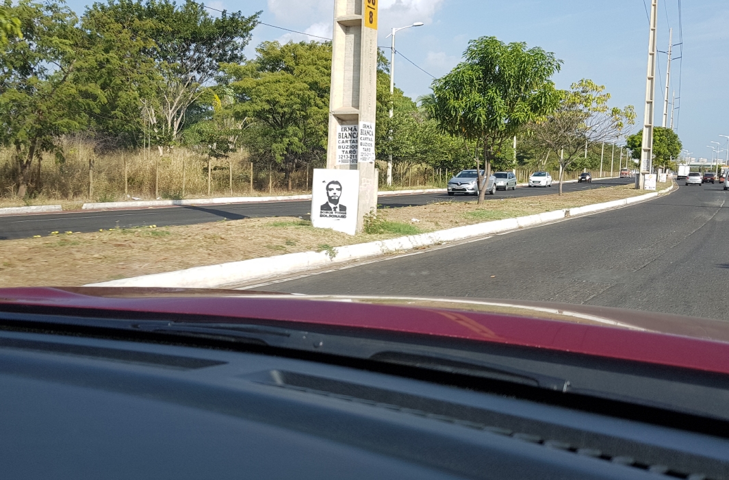 O rosto do candidato foi pintado na estrutura de concreto.