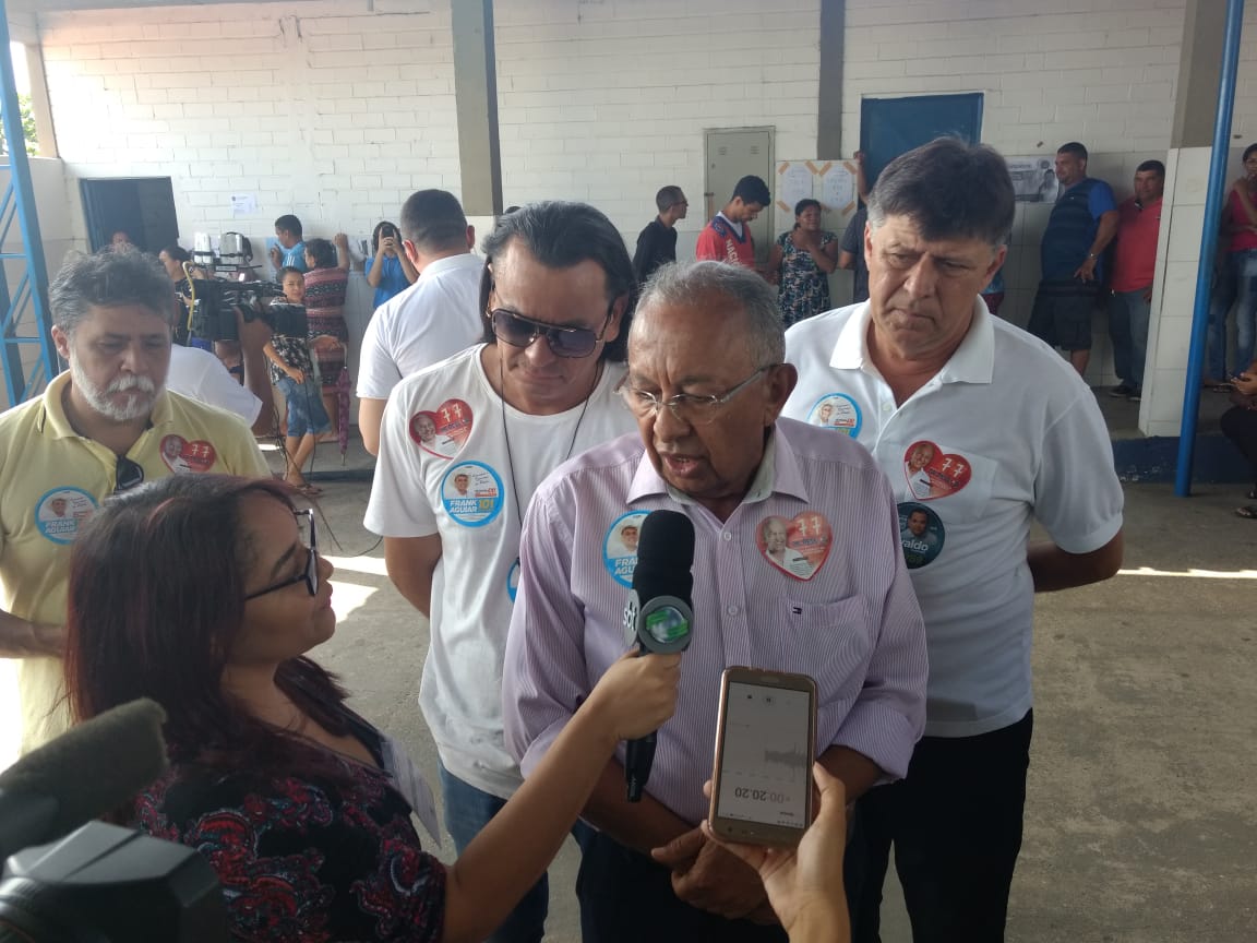 Dr. Pessoa chegou ao local de votação acompanhado de apoiadores.