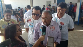 Dr. Pessoa chegou ao local de votação acompanhado de apoiadores.