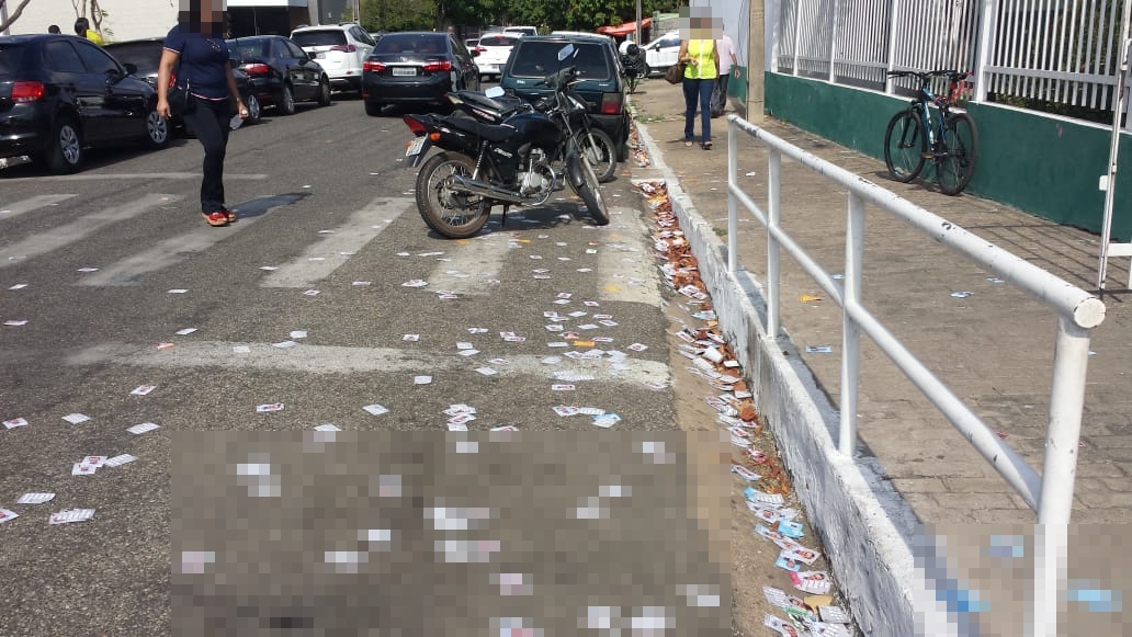 Santinhos nas ruas de bairro da zona Leste.