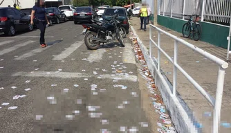 Santinhos nas ruas de bairro da zona Leste.