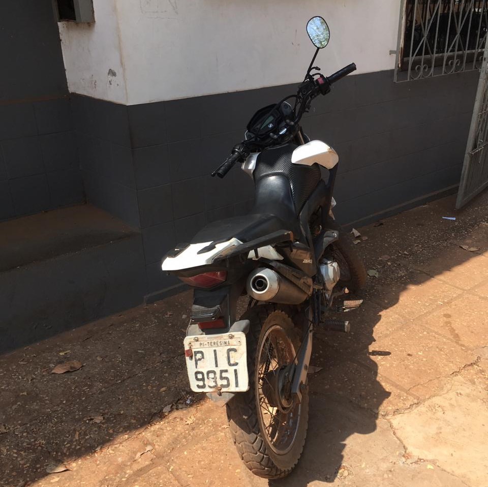 Motocicleta apreendida pela Polícia MIlitar