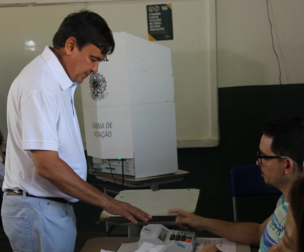 Wellington Dias votou na Unidade Escolar Monsenhor Raimundo Nonato Melo.