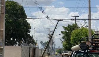 Colisão em poste provoca falta de energia nas zonas Sul e Centro de Teresina.