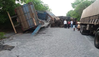 Carreta tomba e causa congestionamento na BR-135