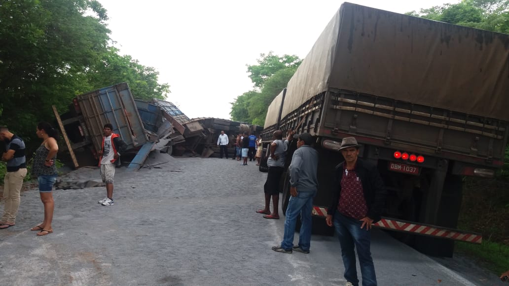 Carreta tomba e causa congestionamento na BR-135