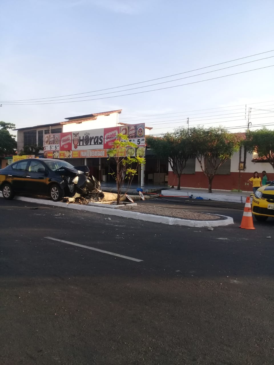 Carro bate em poste em avenida na zona sul de Teresina