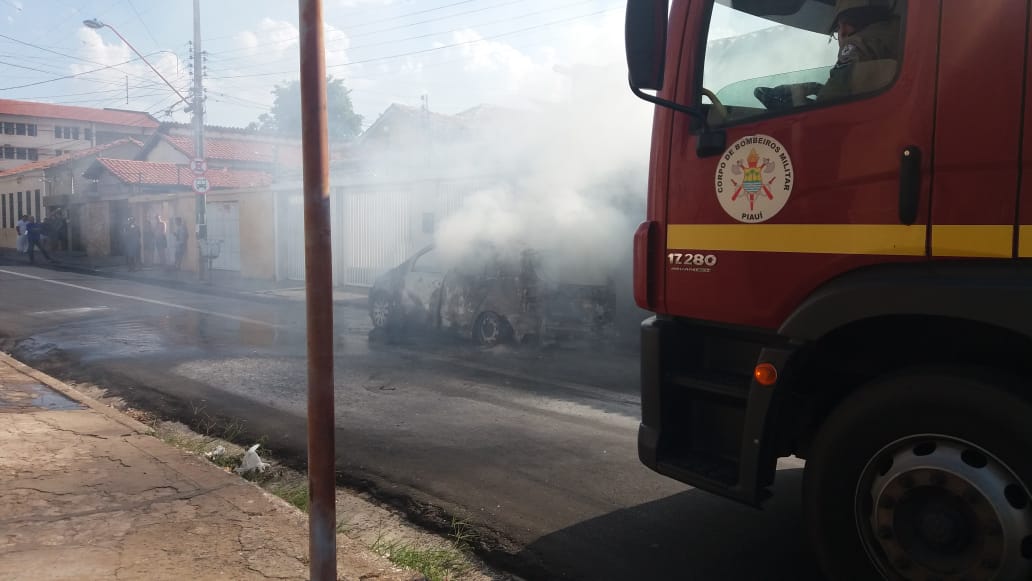 Os bombeiros controlaram as chamas