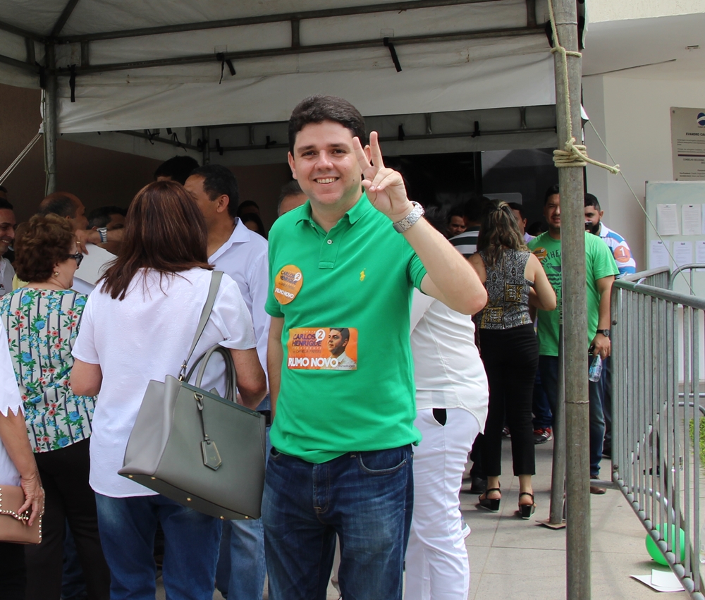 Advogado Carlos Henrique.