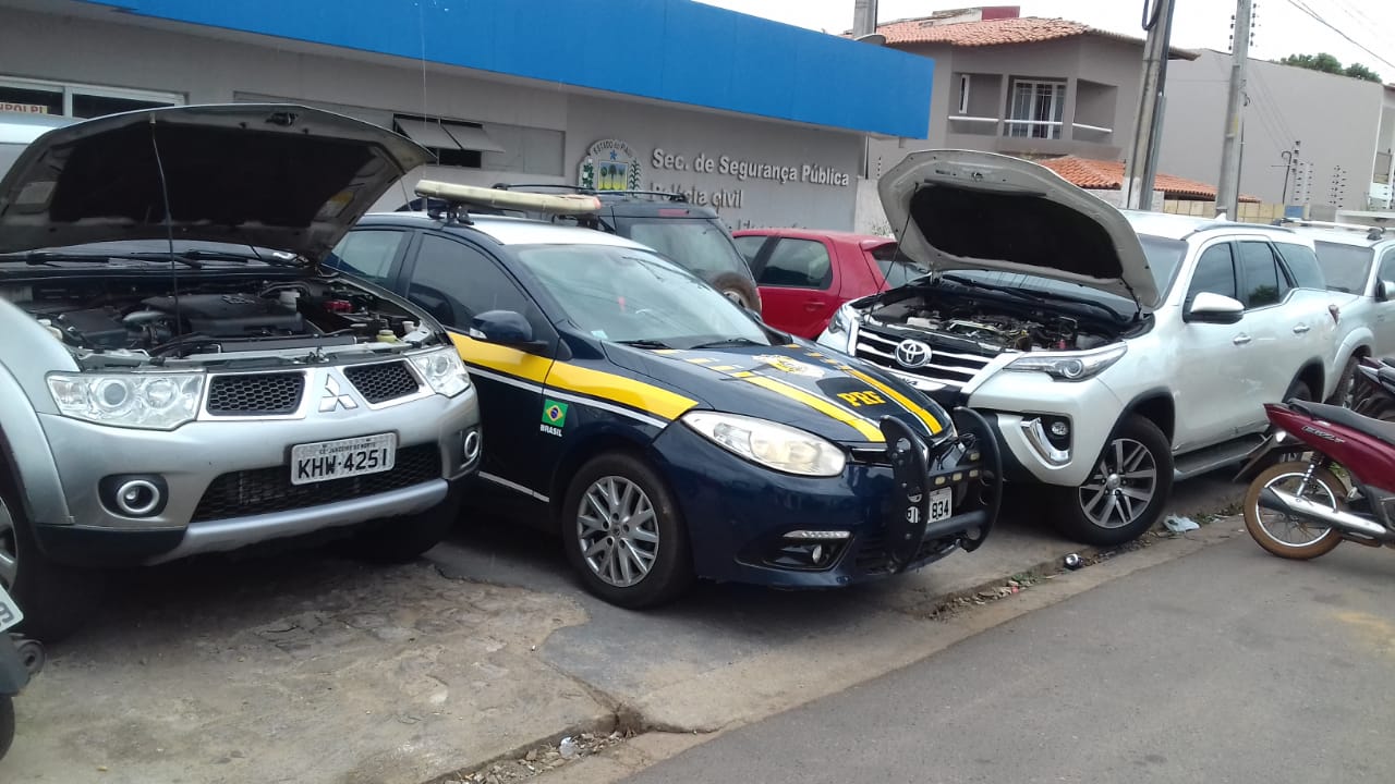 As caminhonetas possuíam restrição em sistema de ocorrência.