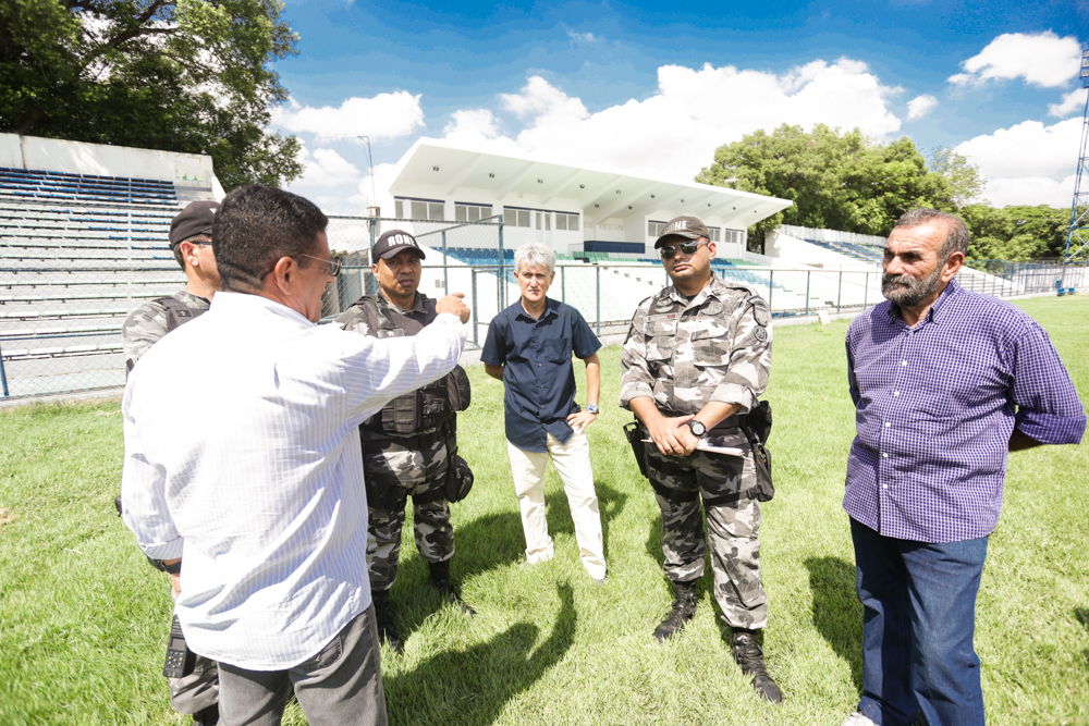 Vistoria da Polícia Militar no estádio Lindolfo Monteiro.