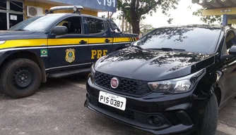 Carro apreendido pela PRF durante fiscalização.