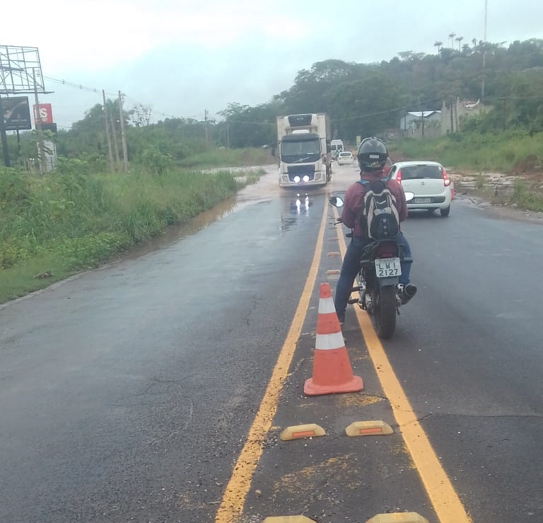 Água concentrada na pista preocupou motoristas.