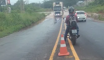 Água concentrada na pista preocupou motoristas.