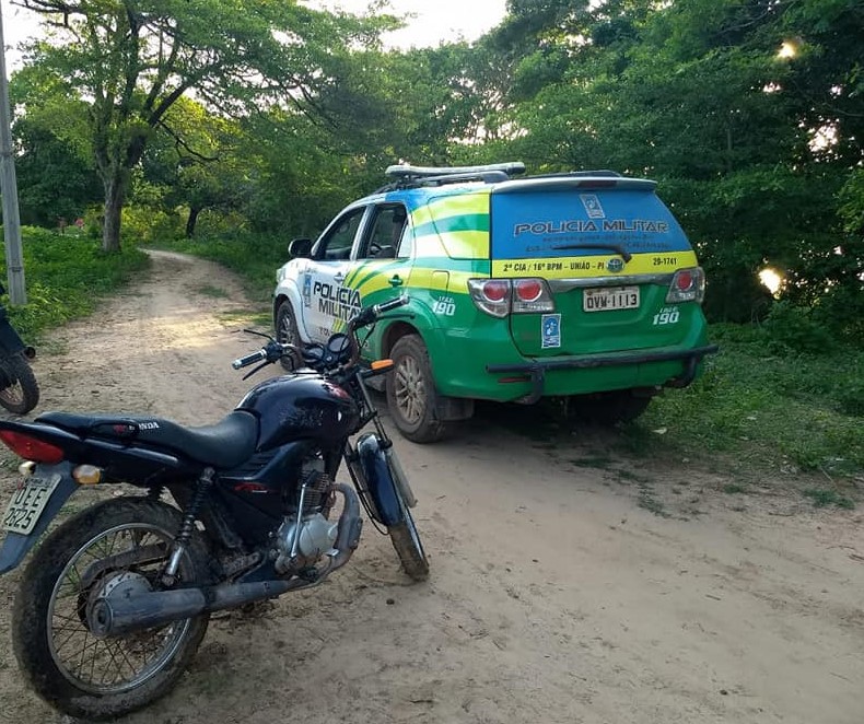 Motocicleta encontrada dentro de matagal em União