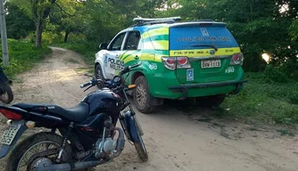 Motocicleta encontrada dentro de matagal em União