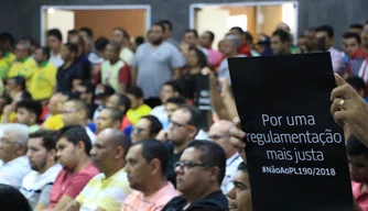 Motoristas de aplicativo protestam na Câmara Municipal de Teresina contra o PL 190/2018.