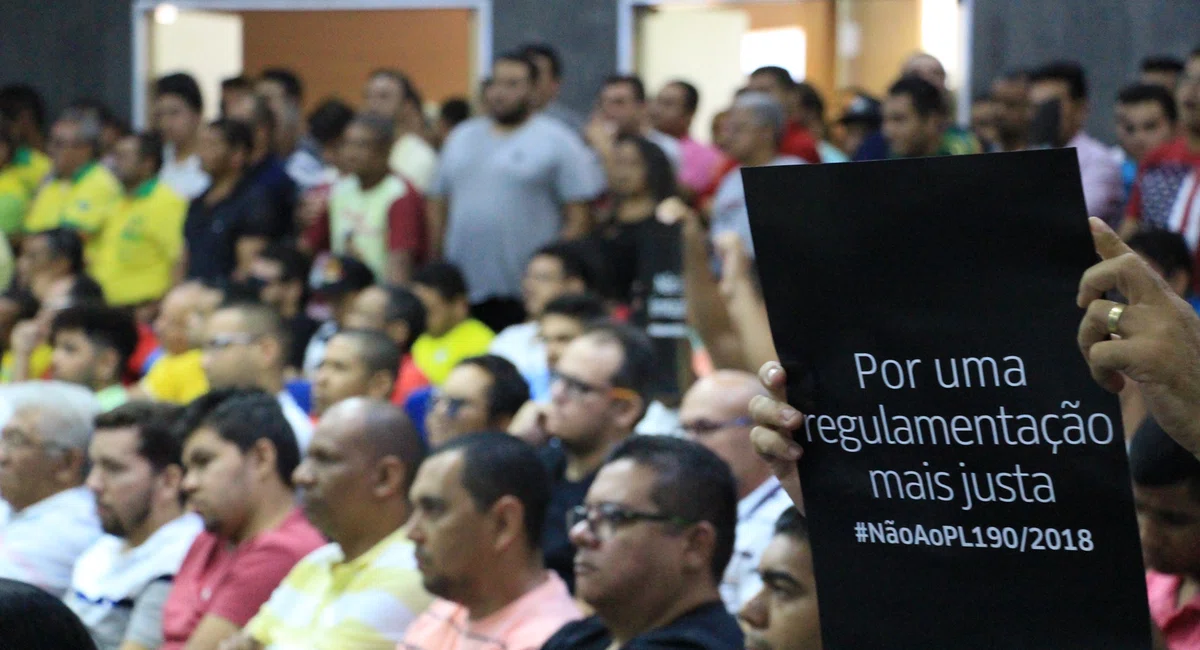 Motoristas de aplicativo acompanham a votação do PL 190/2018 na Câmara Municipal de Teresina.