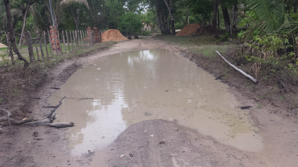 A estrada encontra-se repleta de buracos