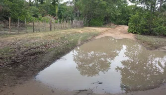 Estrada que dá acesso ao  Cachoeira cheia de buracos