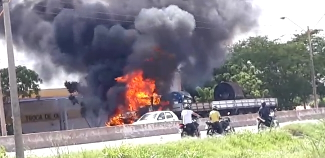 O fogo teria começado por volta das 13h50