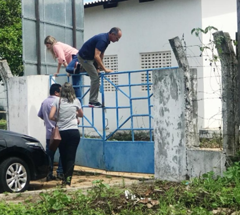 Maria das Graças nega que tenha pulado o portão.