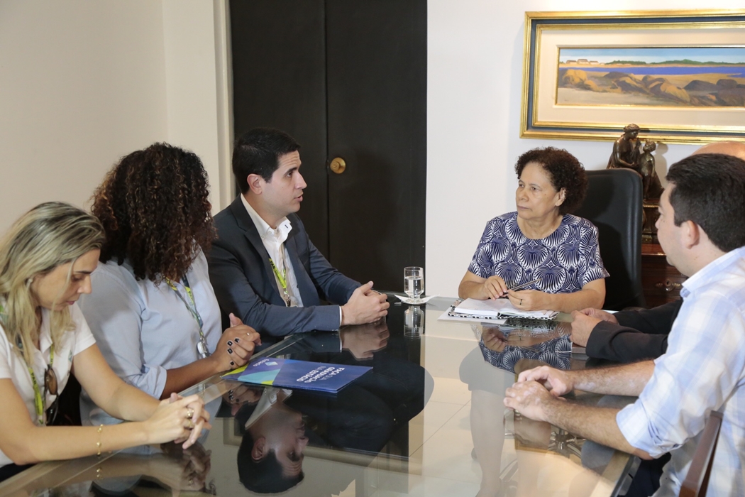 Regina Sousa se reuniu com representantes do Centro de Ensino Superior Estácio.