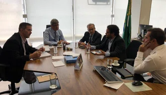 Prefeito Firmino Filho em reunião com o ministro Júlio Semeghini.