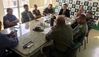 Representes da Segurança discutem as primeiras medidas a serem tomadas.